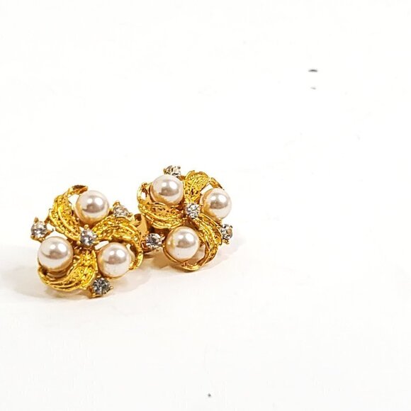 Vintage White Faux Pearl Bead Rhinestone Cluster Swirl Clip On Earrings 1" - Picture 2 of 8